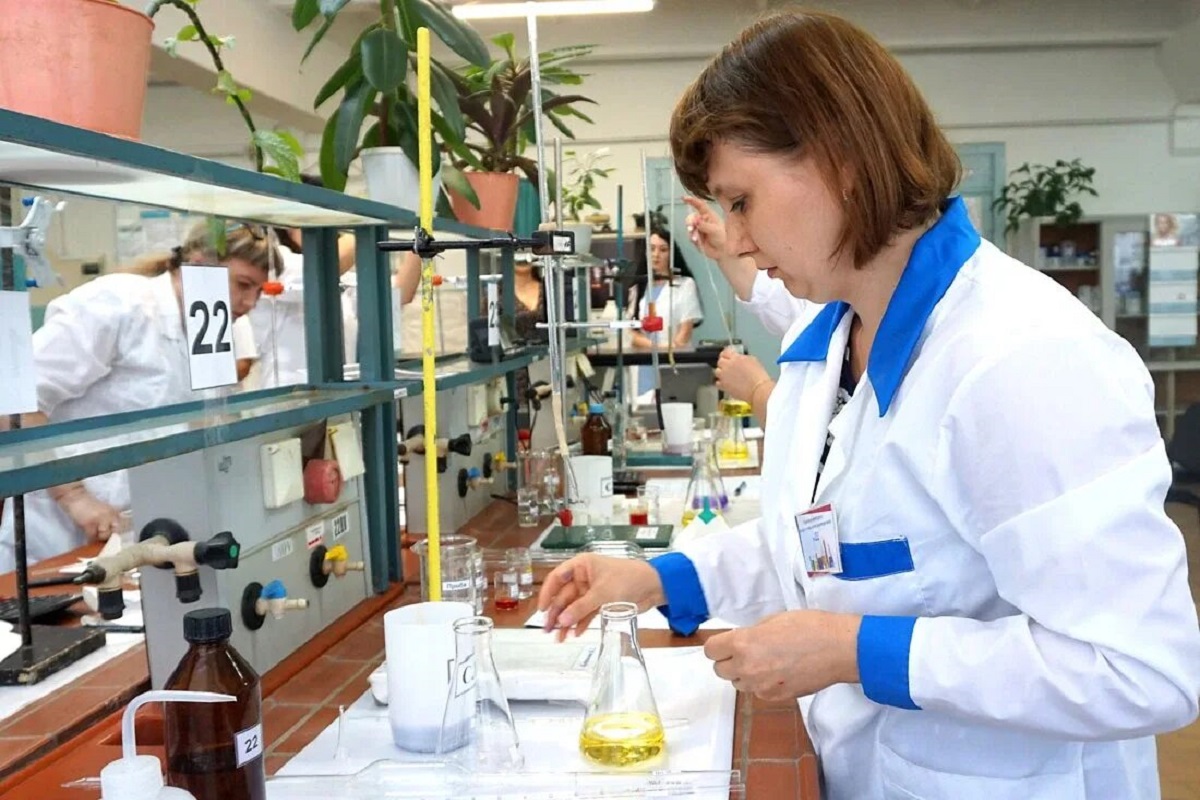 18.01.34 Лаборант по контролю качества сырья, реактивов, промежуточных продуктов, готовой продукции, отходов производства (по отраслям)